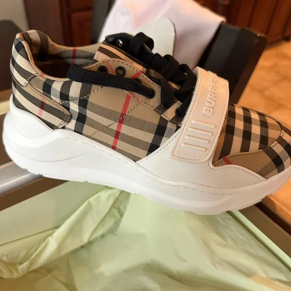 【関税＆送料込み】Burberry Regis Low-Top Sneakers Burberry Regis low-top Sneakers | Neutrals | FARFETCH CA